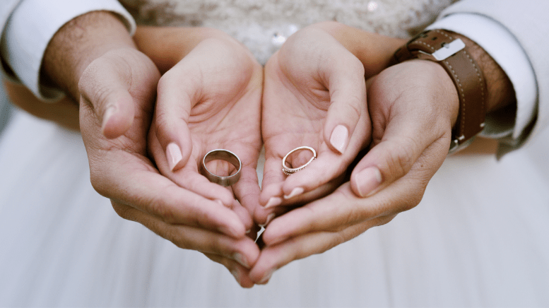 Foto Familienrecht Hände von Mann und Frau mit Eheringen